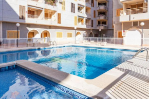 Torrevieja Playa Naufragos y piscina comunitaria